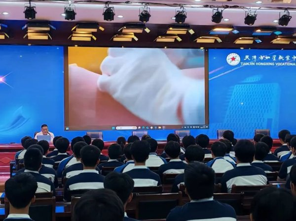 KB资产 天津红桥区总工会举办“劳模工匠宣讲”进校园活动